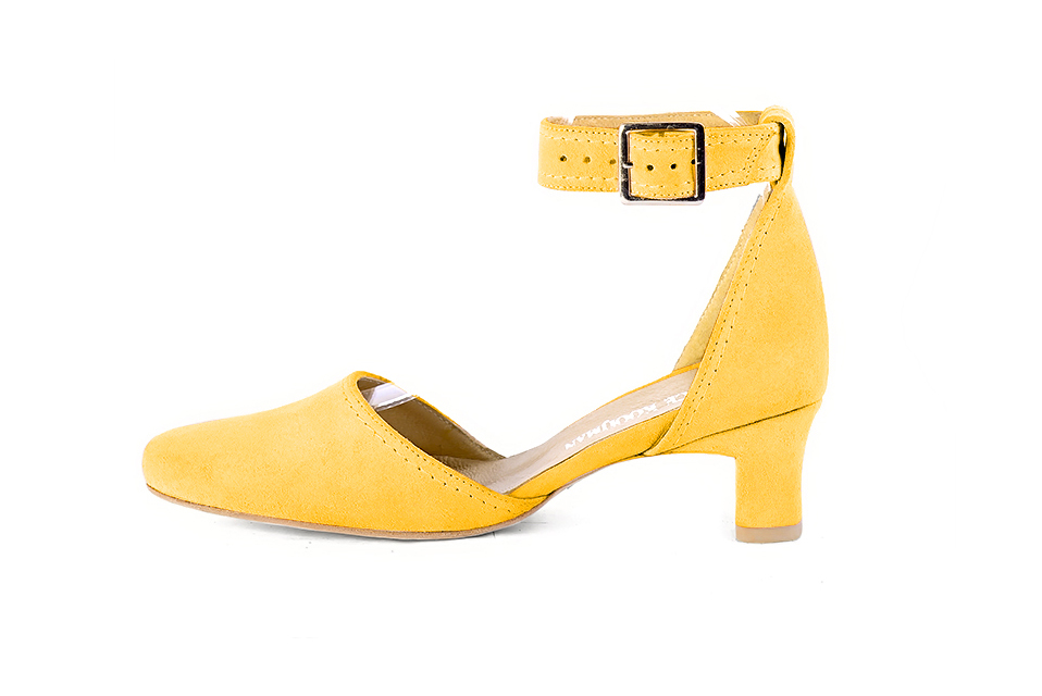 Women's yellow open side dress shoes, with a strap around the ankle. Round toe. Low kitten heels - Profile view